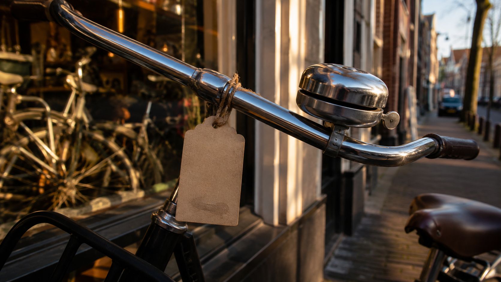 Fietsenmaker filmt met een smartphone een wiel dat in de richtstandaard wordt gericht in de werkplaats